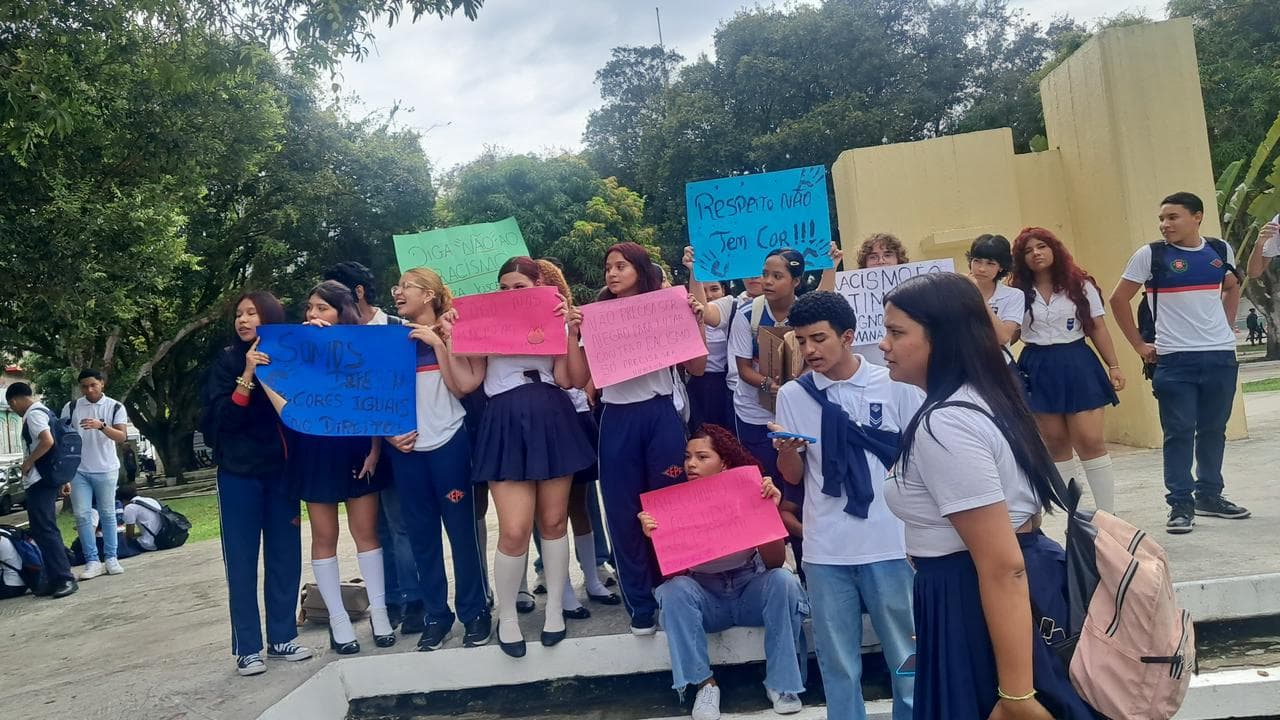 Alunos do Paes de Carvalho protestam após denúncia de fala racista de professor em Belém