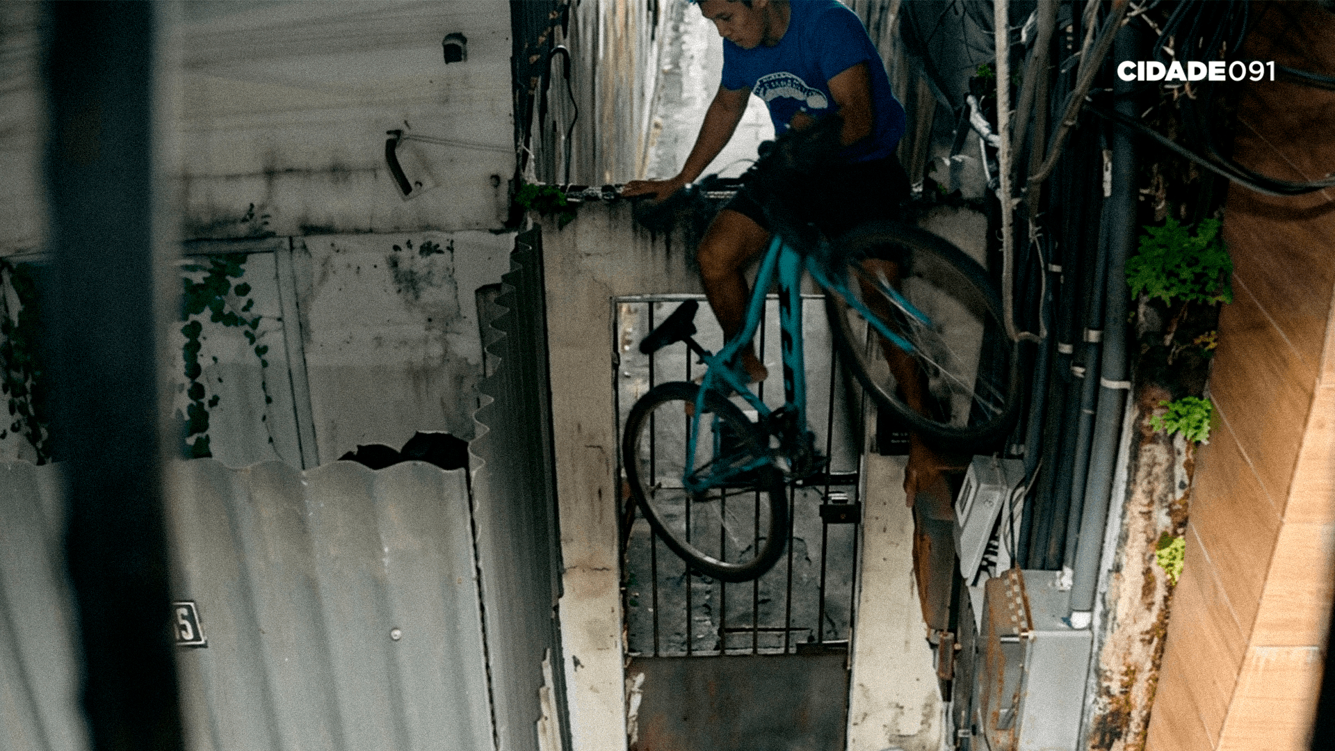 Câmeras flagram homem pulando muro após furtar bicicleta em residência na Pedreira
