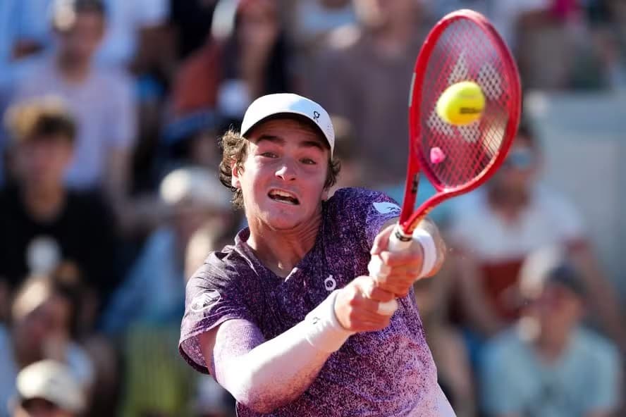 Brasileiro faz história no Roland Garros e vence Novak Djokovic de virada