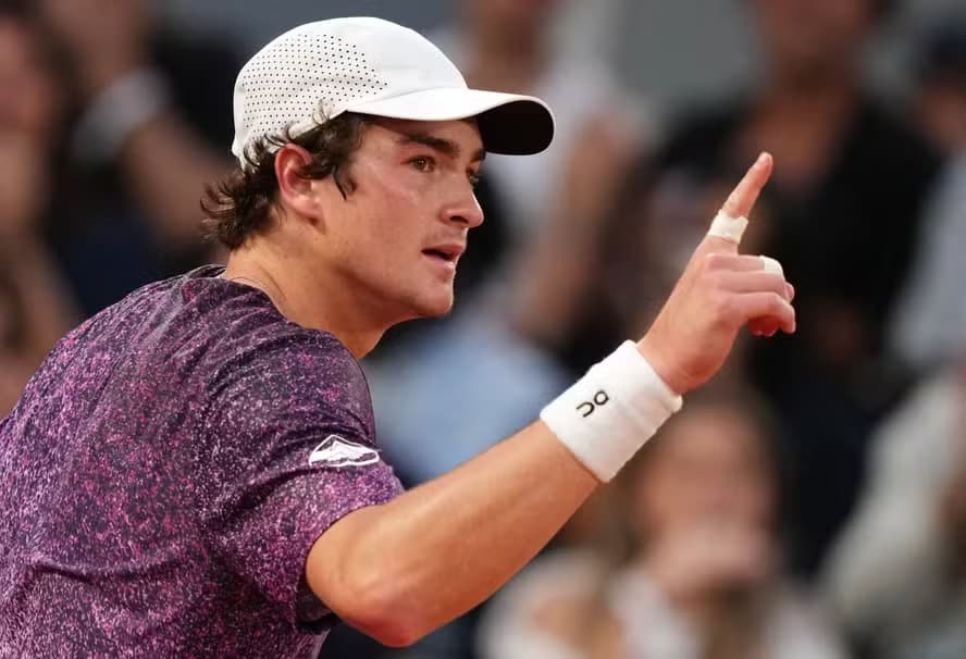Após vencer Djokovic, João Fonseca derruba Casper Ruud e chega às quartas de final de Roland Garros