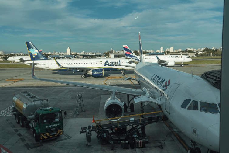 Passageira morre após cair de escada durante desembarque de avião em Congonhas