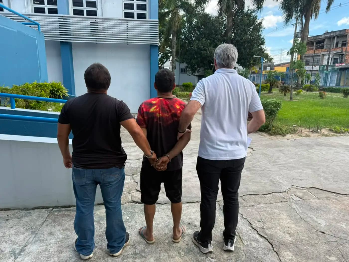 Homem é preso por agredir filho de 17 anos após discussão por garrafa de água