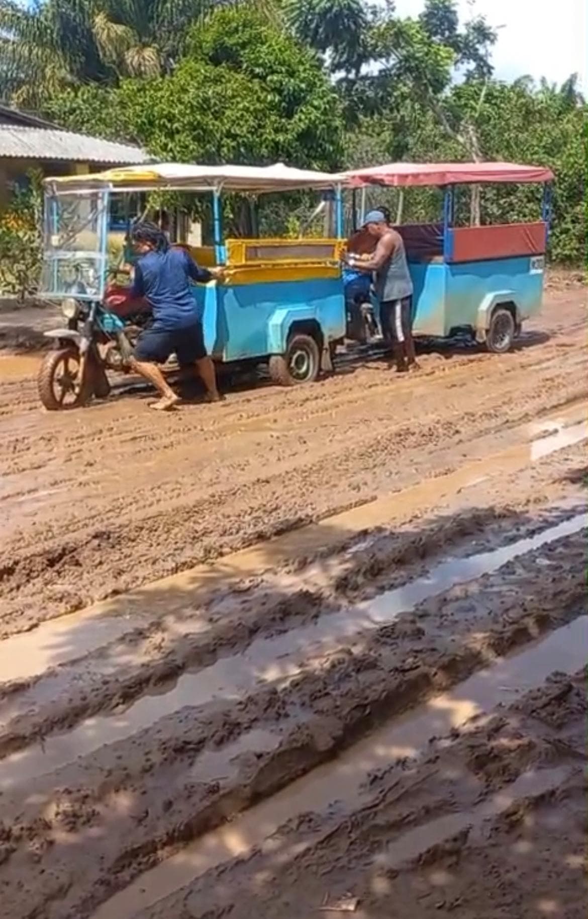 Em Cotijuba, moradores sofrem com péssima condição da estrada e pedem providências