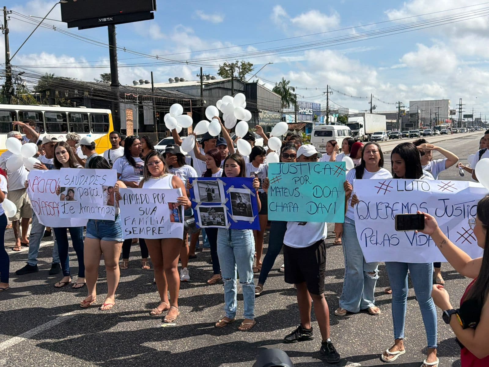 Familiares e amigos protestam por justiça após atropelamento que matou quatro pessoas na Av. Augusto Montenegro