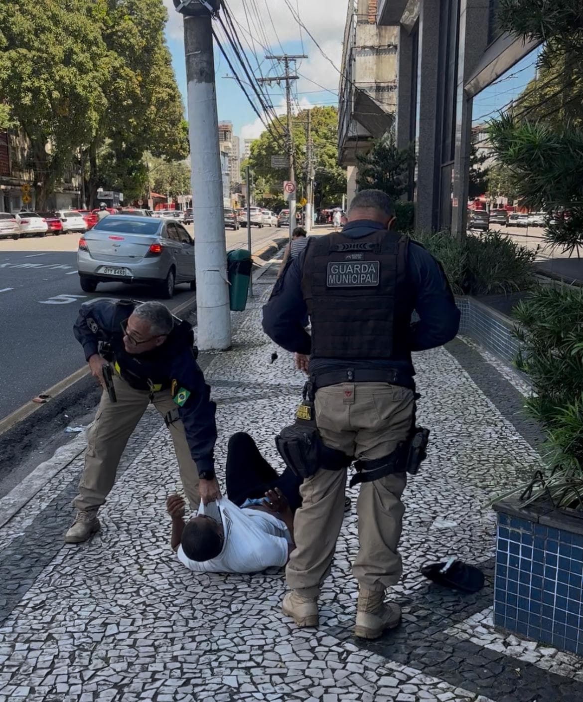 Criminoso rouba celulares de funcionários dentro de faculdade e é preso no bairro de São Brás