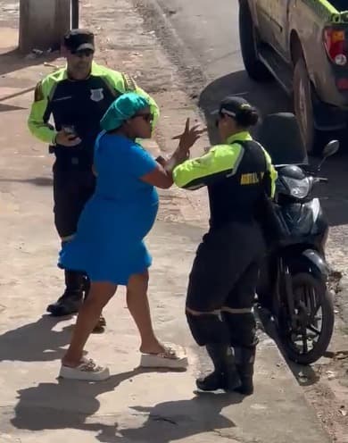 Mulher arremessa tamanco e agride agentes de trânsito em Abaetetuba