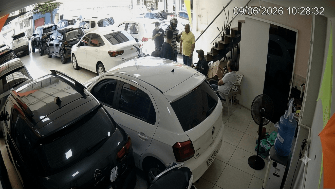 Dupla armada assalta clientes e funcionários de loja de veículos no bairro de Fátima