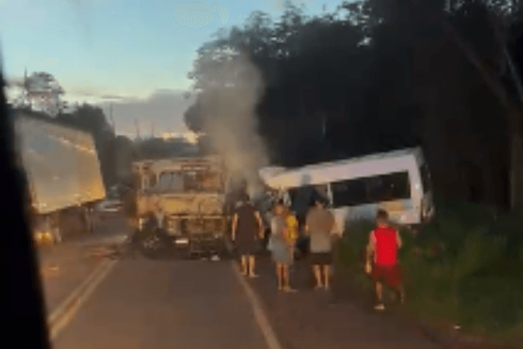Acidente entre van e caminhão deixa seis mortos na BR-010, em São Miguel do Guamá