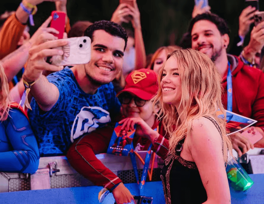 No Rio, estrela de 'Supergirl' fala sobre fãs brasileiros e clima de Copa: 'A energia é inigualável', diz Milly Alcock