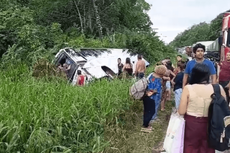 Ônibus com passageiros se envolve em acidente na estrada de Abaetetuba