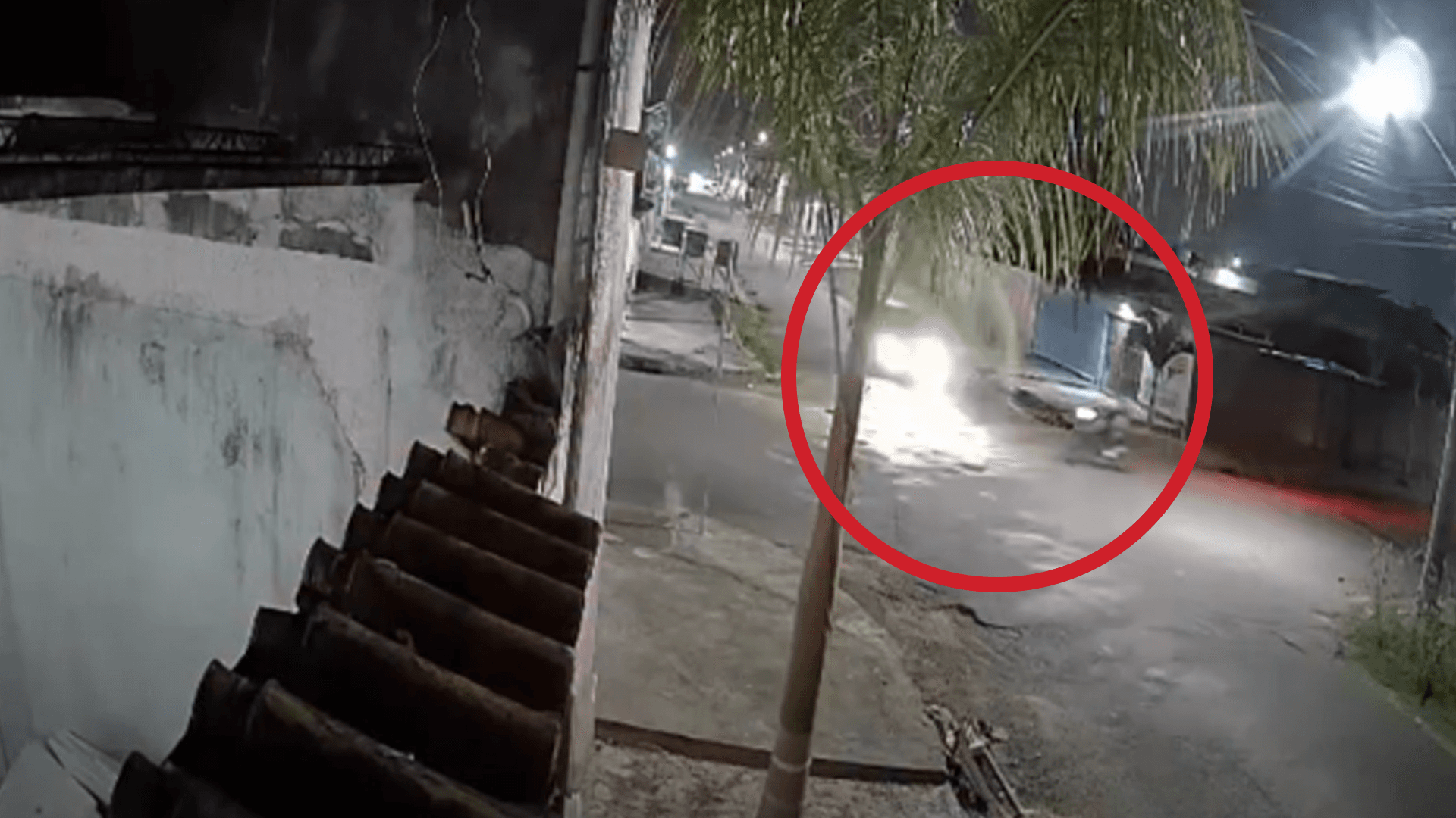 Jovem de 21 anos fica gravemente ferido após colisão entre carro e motocicleta