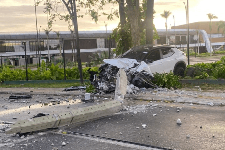 Carro bate em poste em frente ao Parque da Cidade e fica completamente destruído na manhã desta quinta (25) em Belém