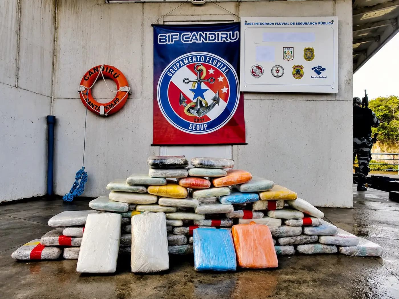 Mais de 60 kg de drogas são apreendidos em barco no Pará com ajuda de cão farejador