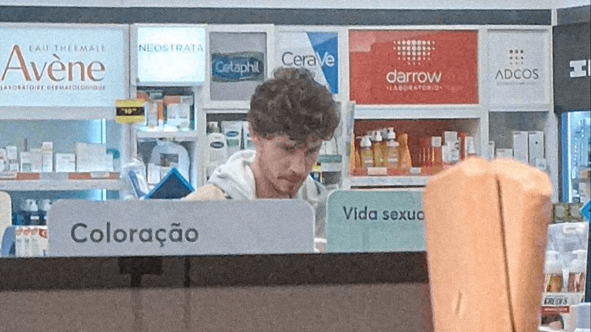 Fã flagra Shawn Mendes em seção 'vida sexual' em farmácia em São Paulo