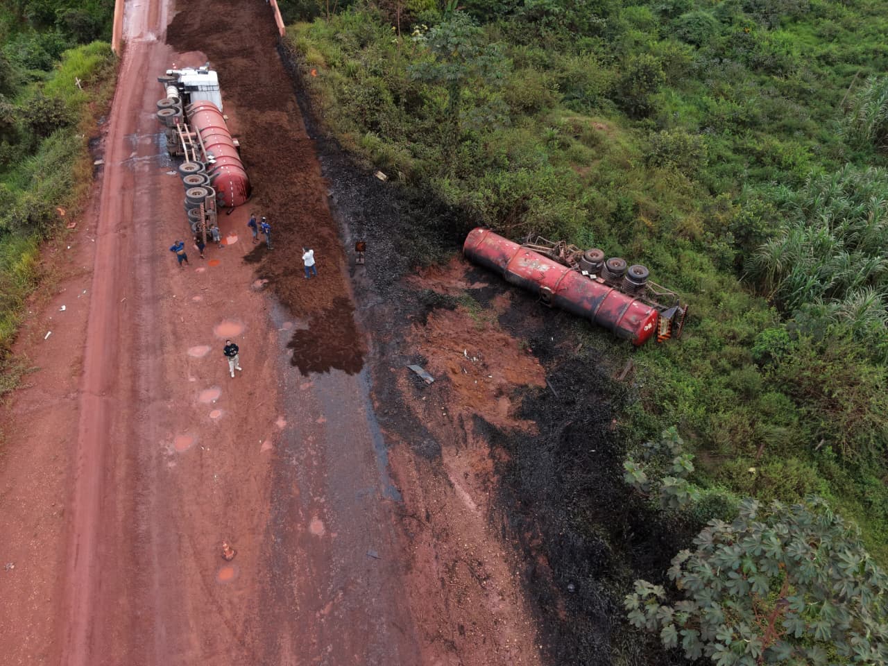 Força-tarefa tenta impedir que óleo de carreta tombada atinja o Rio Tapajós