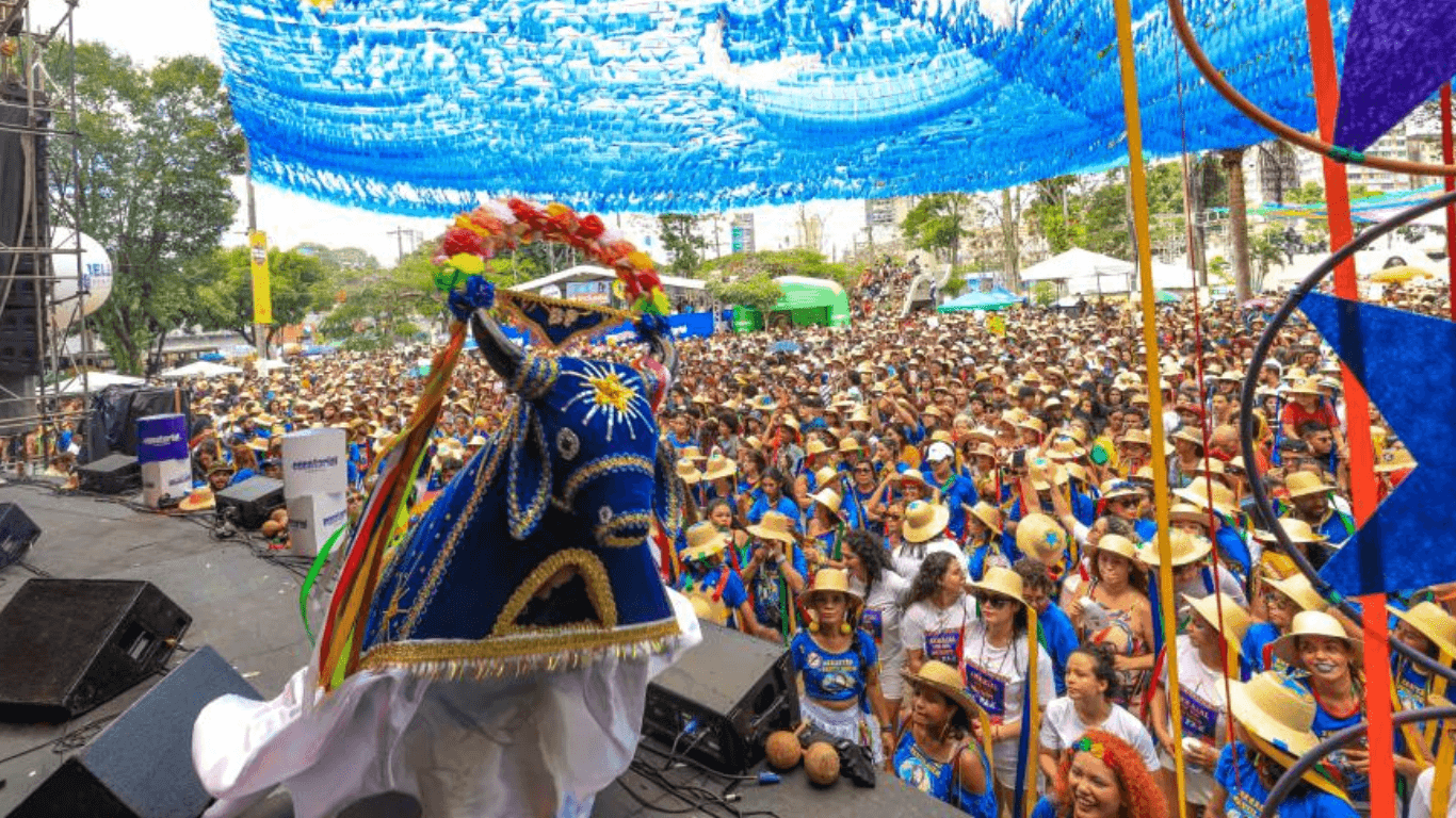 Arrastão do Pavulagem 2026 encerrou quadra junina com cortejo neste domingo em Belém