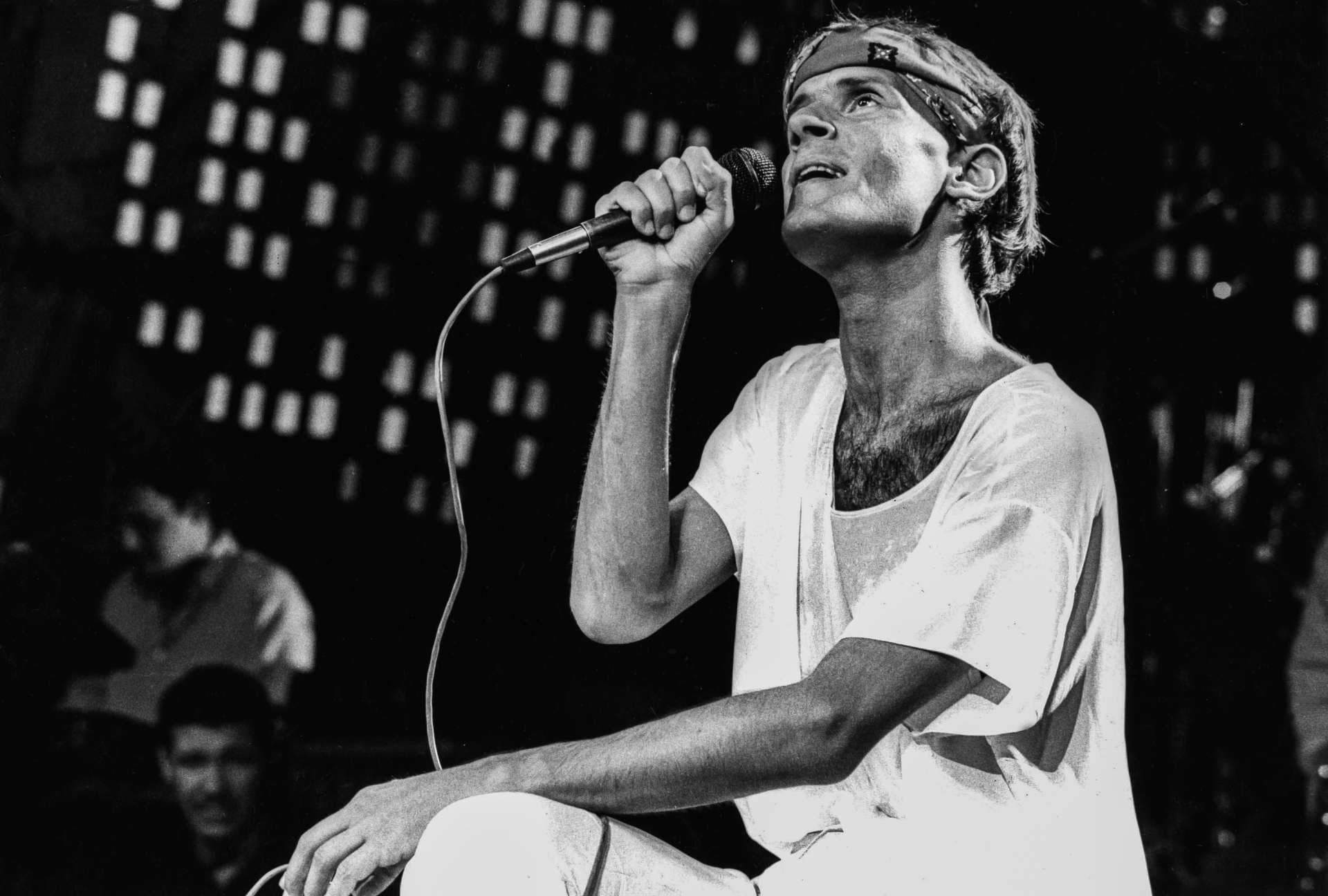 Há 36 anos, o poeta fechou o riso...
