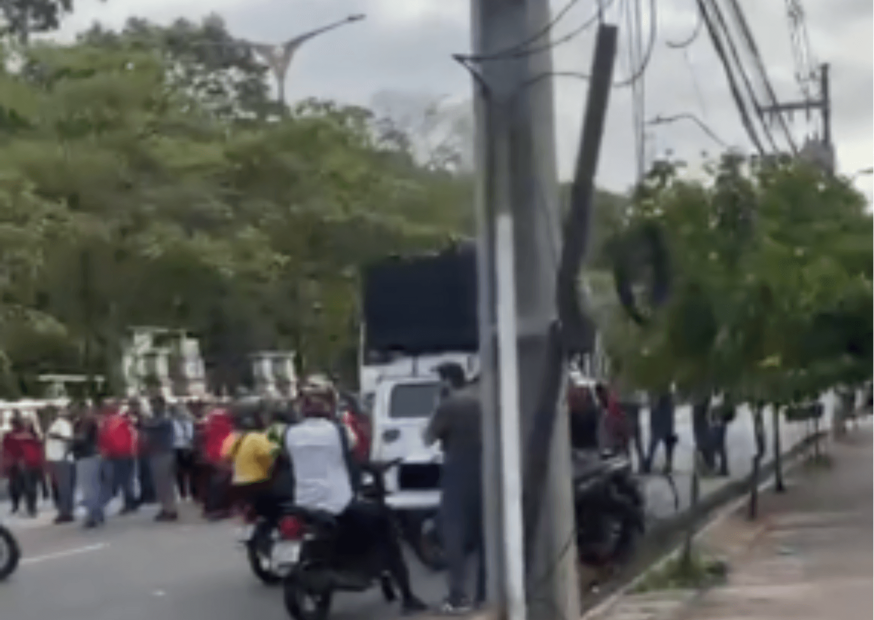 Rodoviários da Monte Cristo bloqueiam trecho da Almirante Barroso durante protesto por salários atrasados