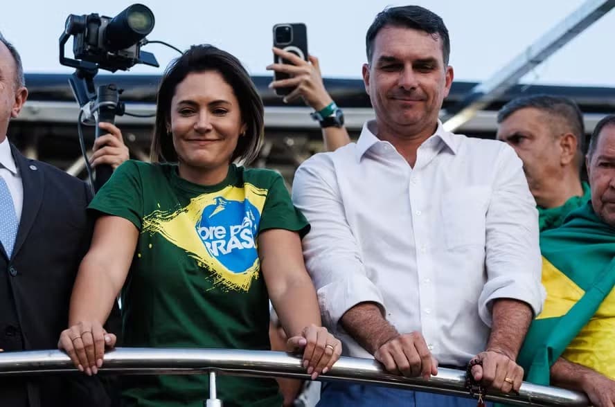 Após divergências no Ceará, Michelle e Flávio Bolsonaro ensaiam paz