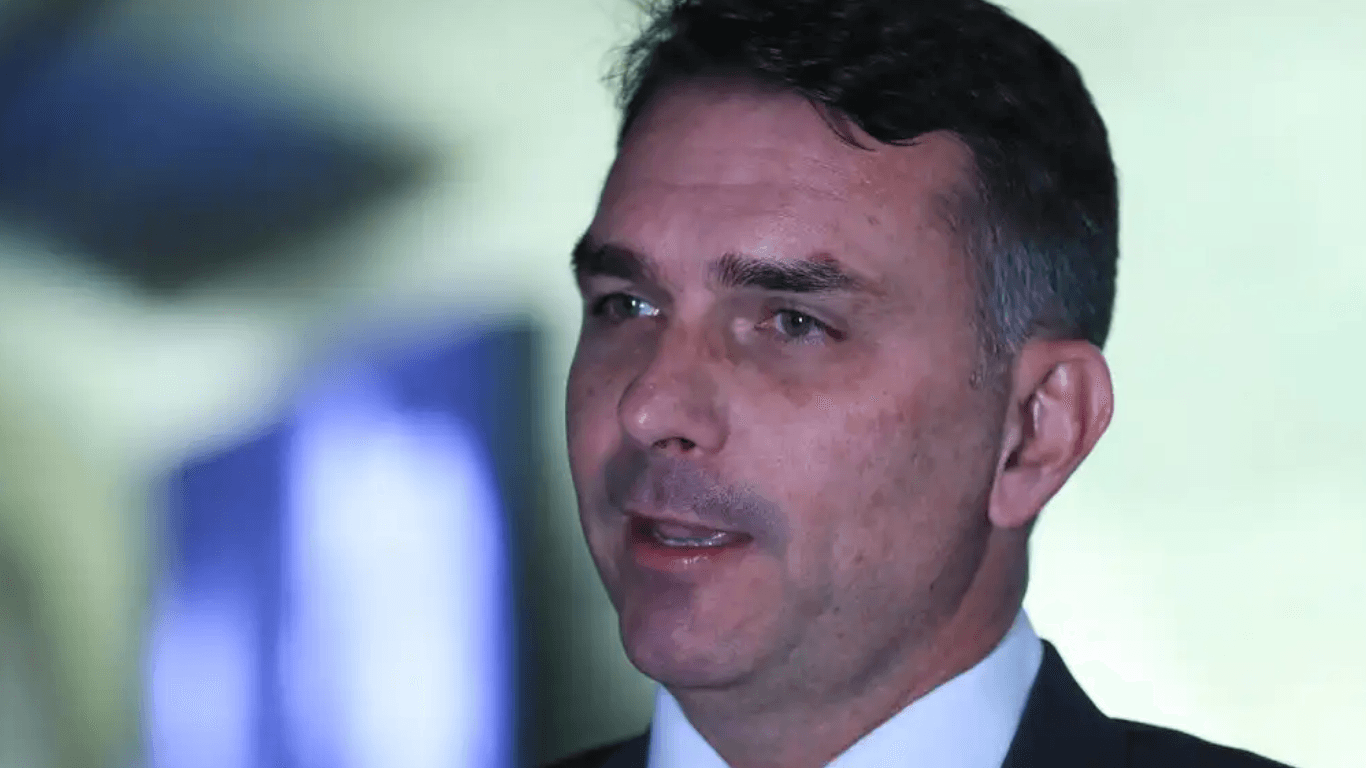 No PL, aliados classificam articulação de Flávio com Centrão como 'tragédia' e já admitem candidatura avulsa
