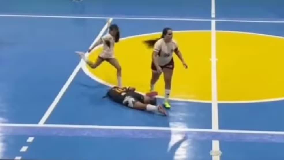 Jogadora é suspensa por 5 anos após chutar cabeça de adversária em campeonato de futsal no Ceará