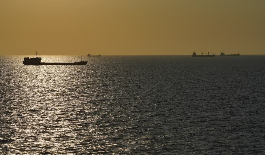 Petróleo abre a semana em forte queda após suspensão de ataques dos EUA ao Irã