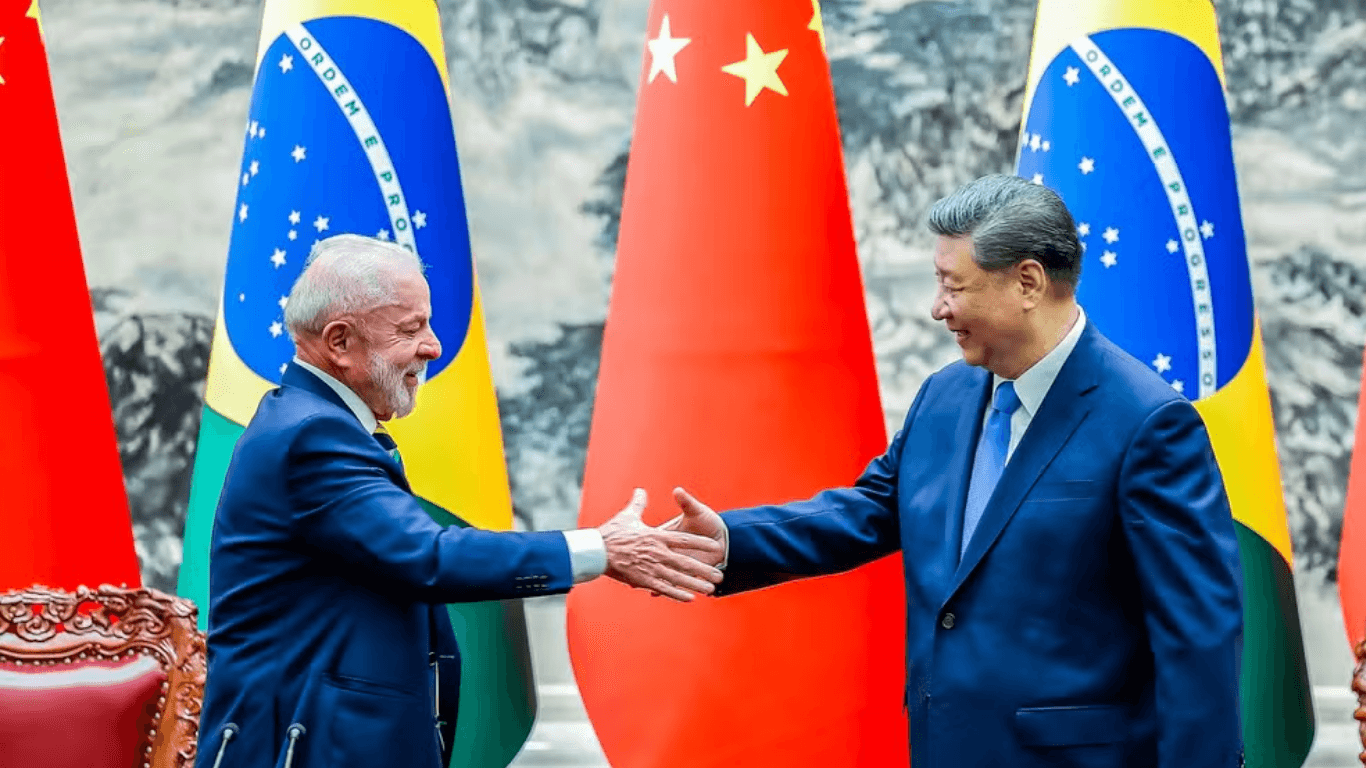 Em ligação com Lula, Xi Jinping afirma que China apoia o Brasil contra interferências externas dos EUA nas eleições