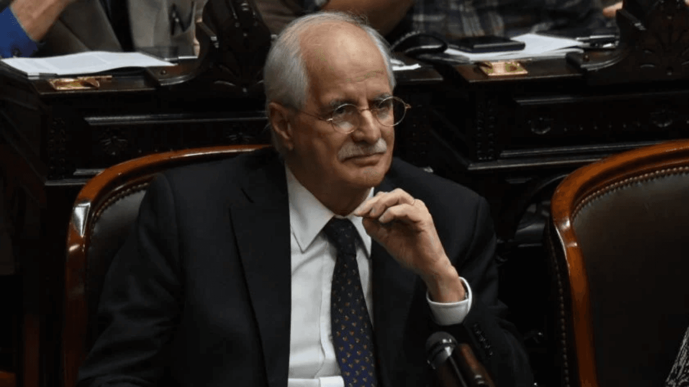 Deputado argentino apresenta projeto para repudiar ataques de Milei a Lula: 'Nos envergonham'