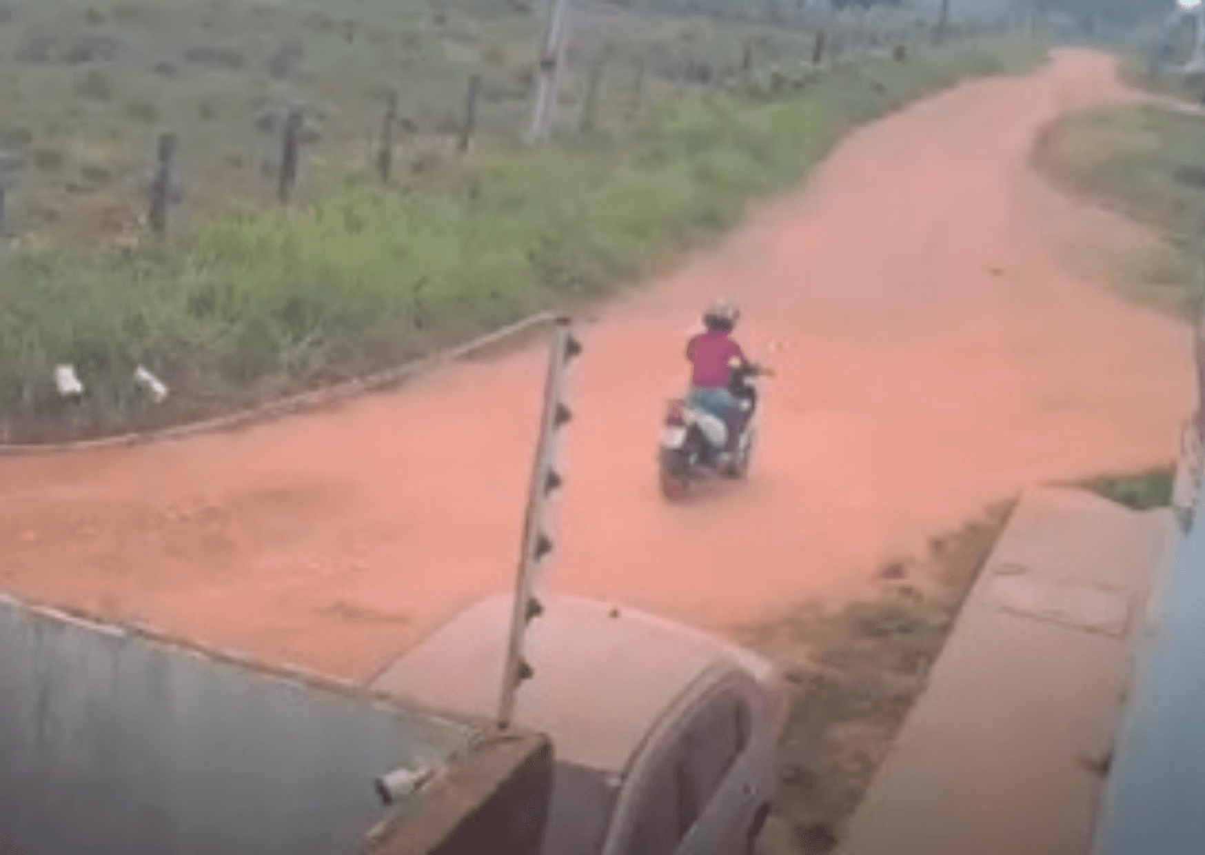 Mulher abandona moto e tenta fugir de assalto, mas tem pertences roubados em Itaituba