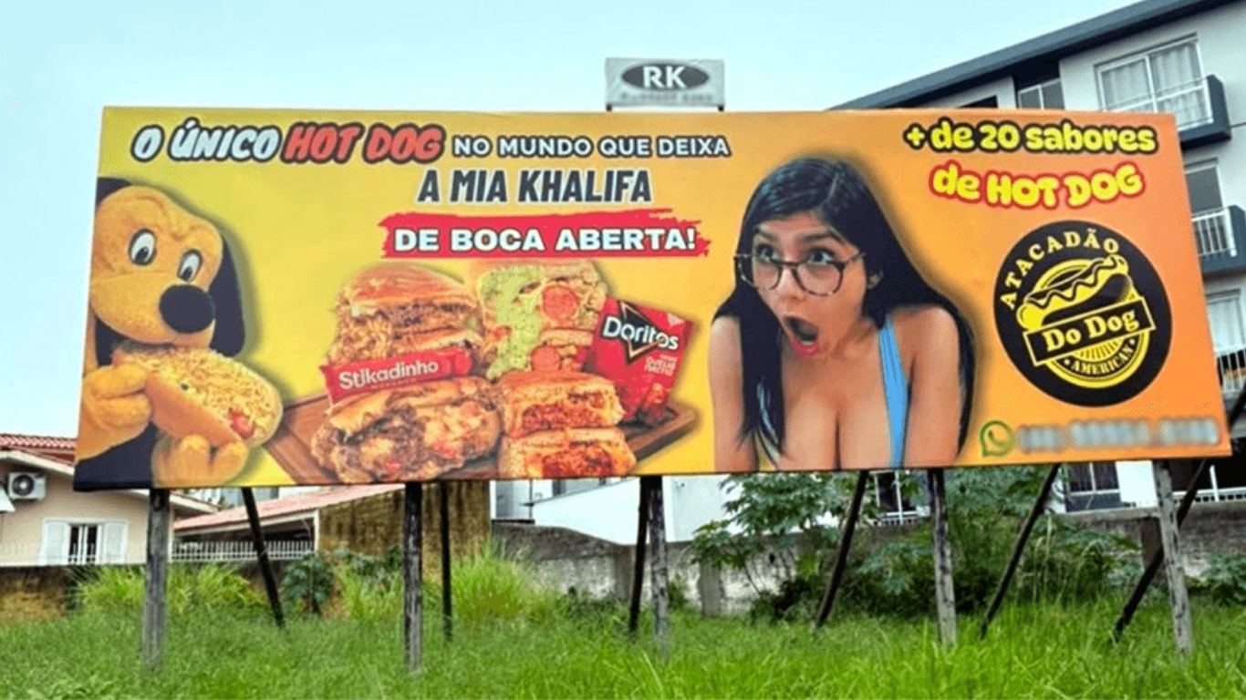 Outdoor com Mia Khalifa perto de escola gera polêmica em SC, e MP abre apuração