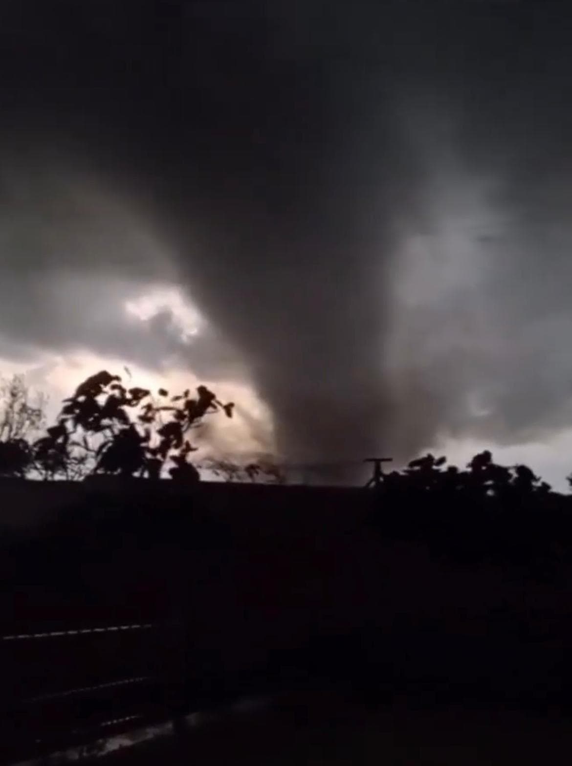 Tornado que deixou feridos e estragos em cidade do RS foi gerado por 'supercélula de tempestade'; entenda