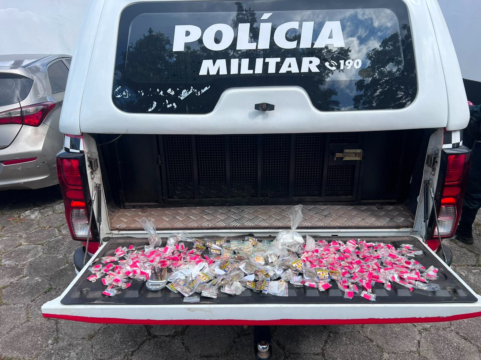 Operação Fim de Linha apreende porções de drogas escondidas nos fundos de igreja no Tapanã