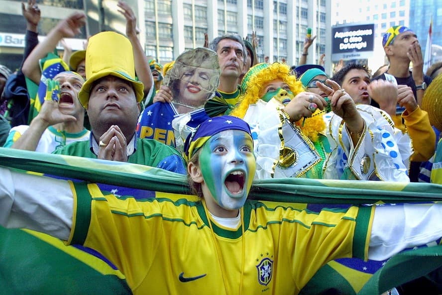 Interesse dos brasileiros pelo futebol cai, mas esporte ainda atrai quase dois terços da população, aponta Datafolha
