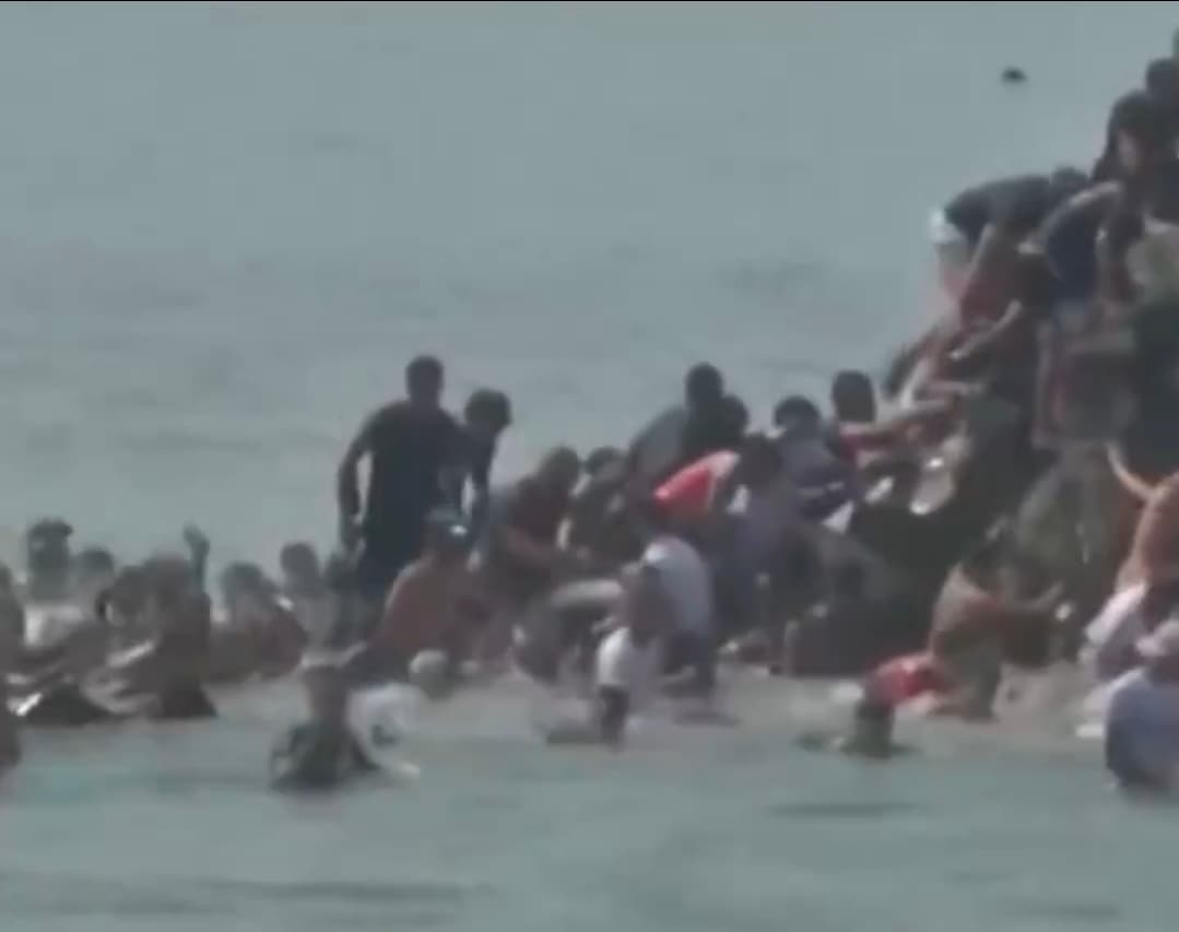 Espanha instala barreira flutuante em Ceuta após onda de 50 mil migrantes marroquinos