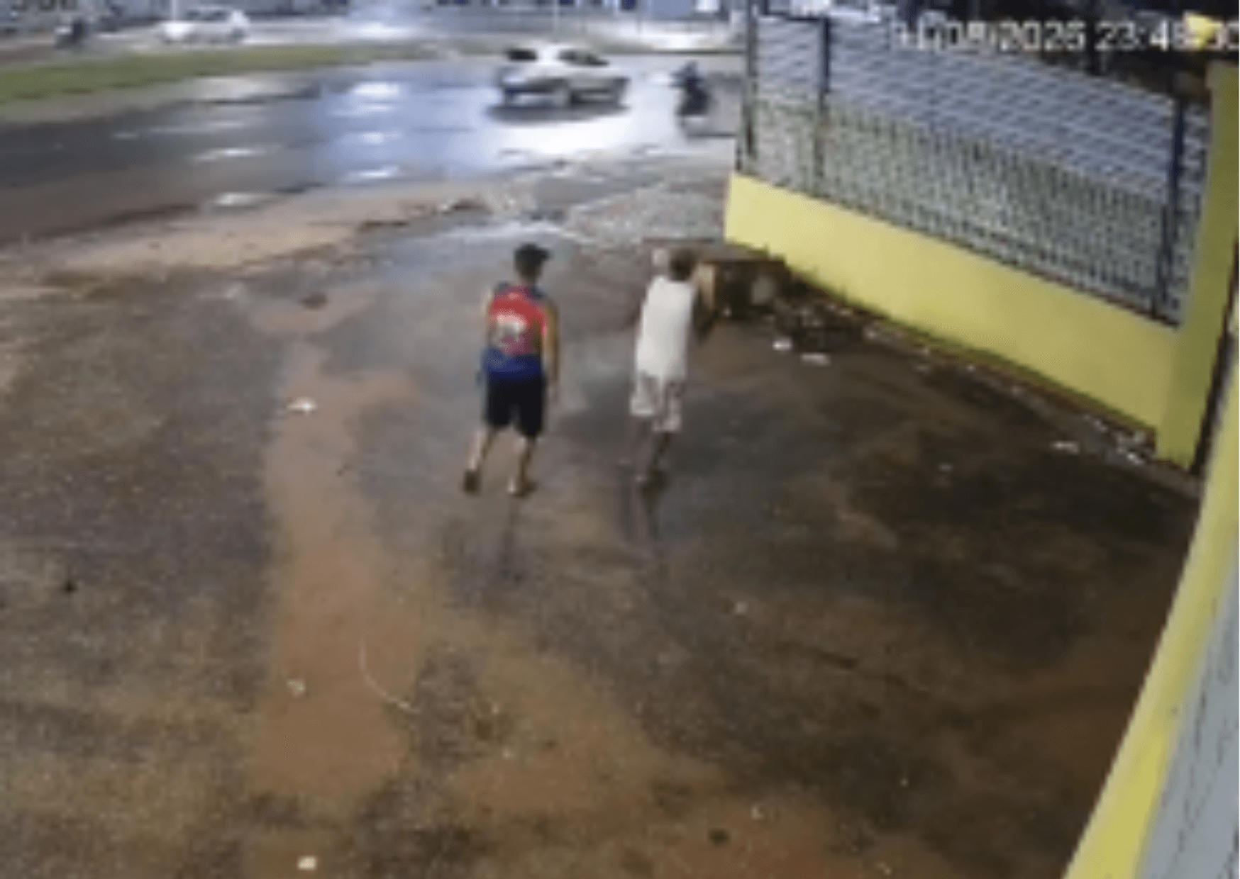 Vídeo flagra dupla pichando muros às margens da BR em Belém