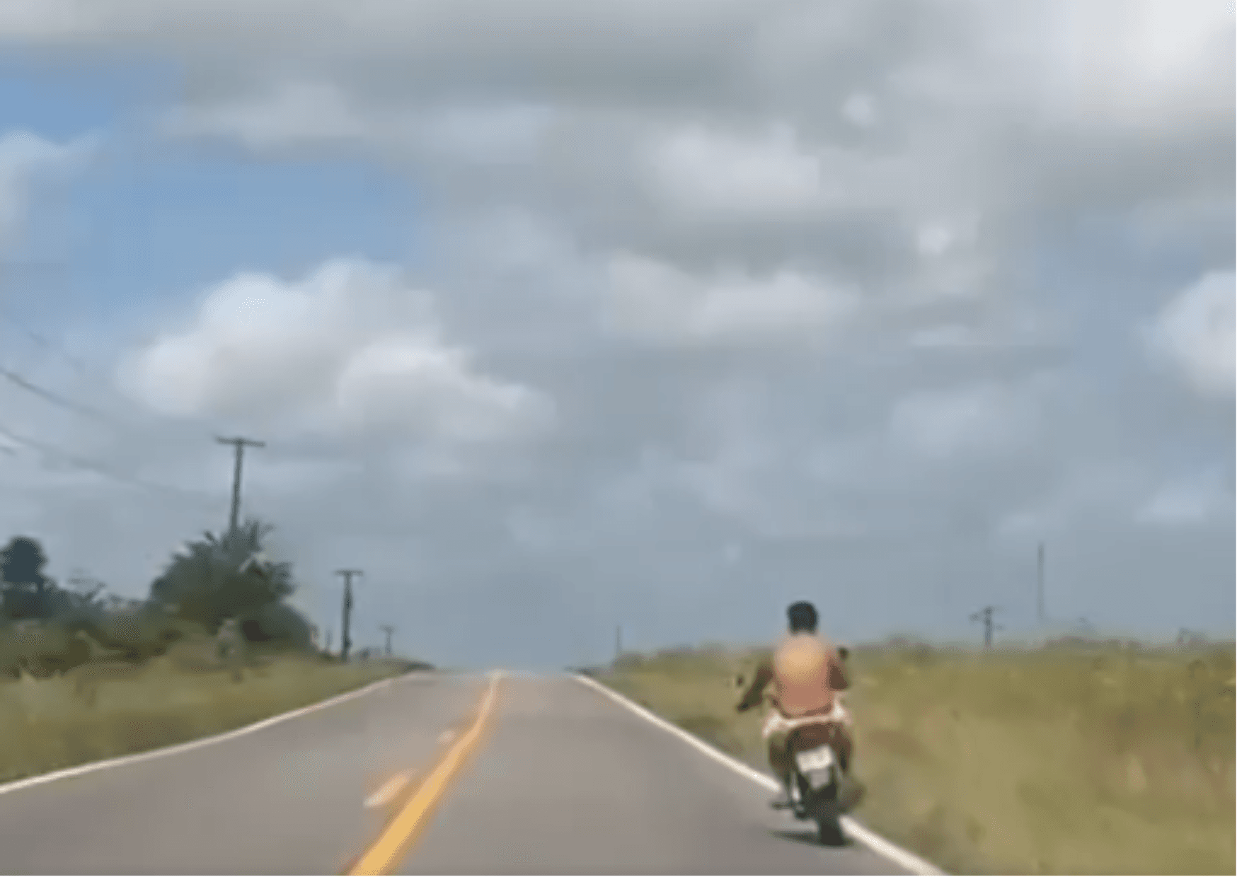 Motociclista é flagrado em manobras perigosas na BR-308, em Tracuateua; veja