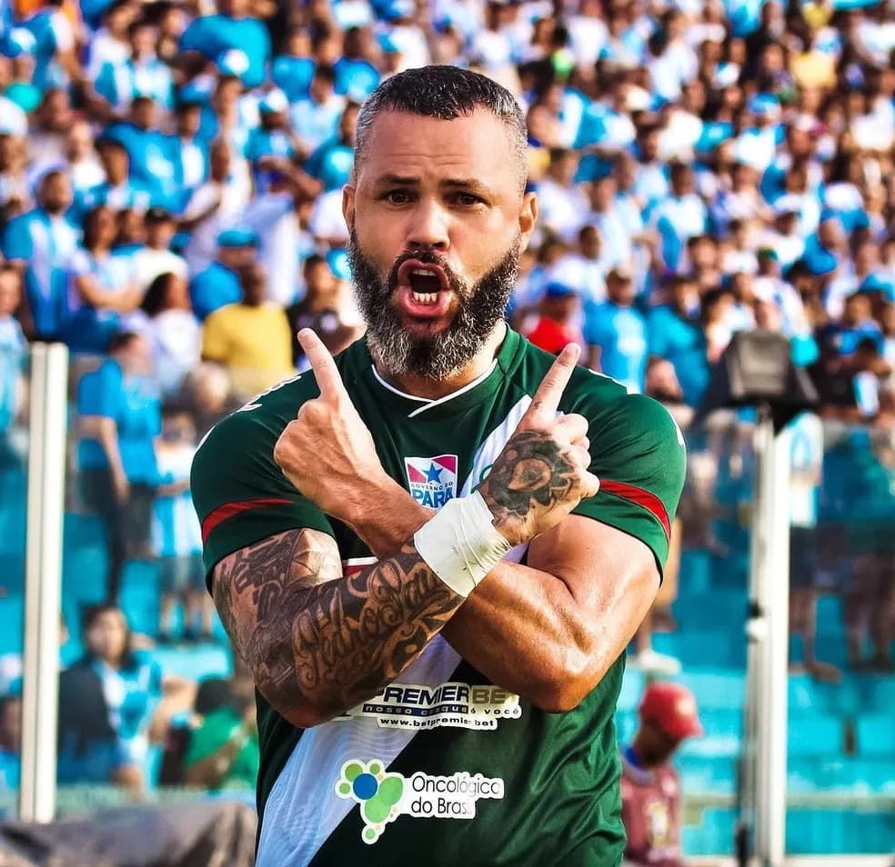 Ex-Tuna, Paulo Rangel posta foto de sunga e web especula que jogador vai entrar para plataforma adulta