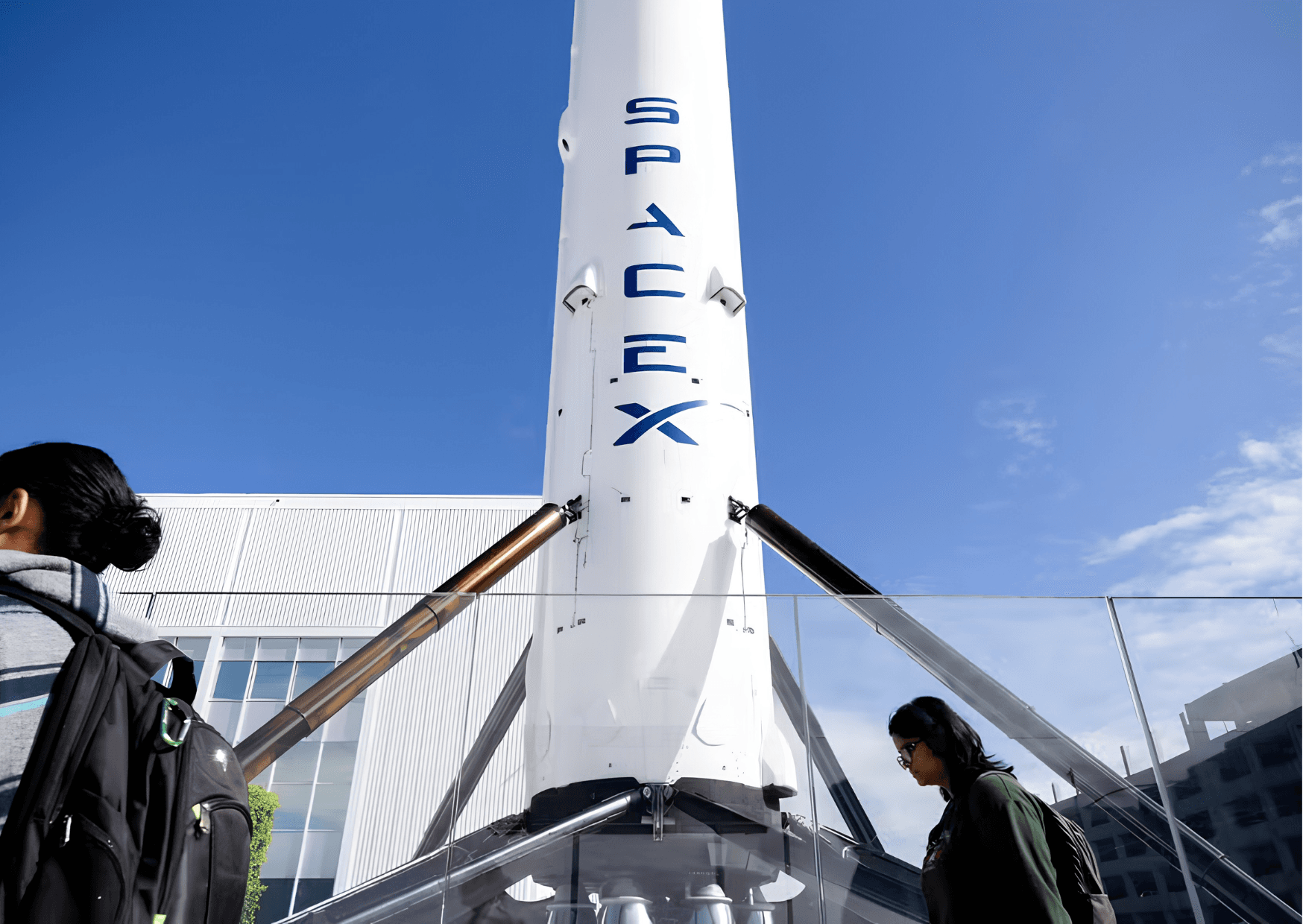 Foguete da SpaceX atinge a Lua e abre cratera de 18 metros, diz Nasa