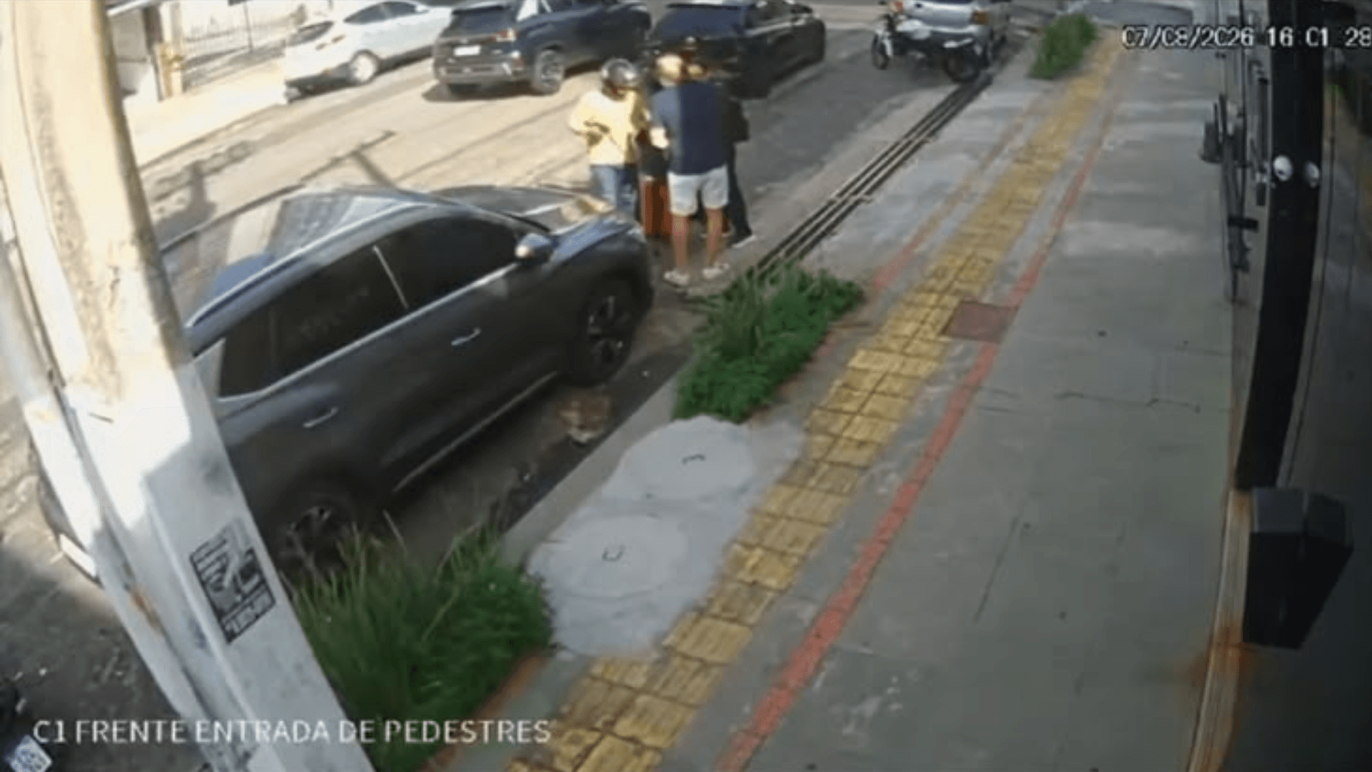 Casal é surpreendido em assalto ao sair de hotel em Belém
