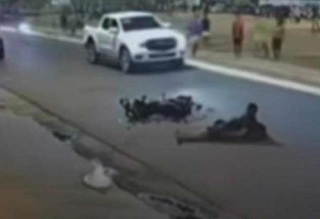 Vídeo: entregador é atingido por bola e quase é atropelado em Marabá