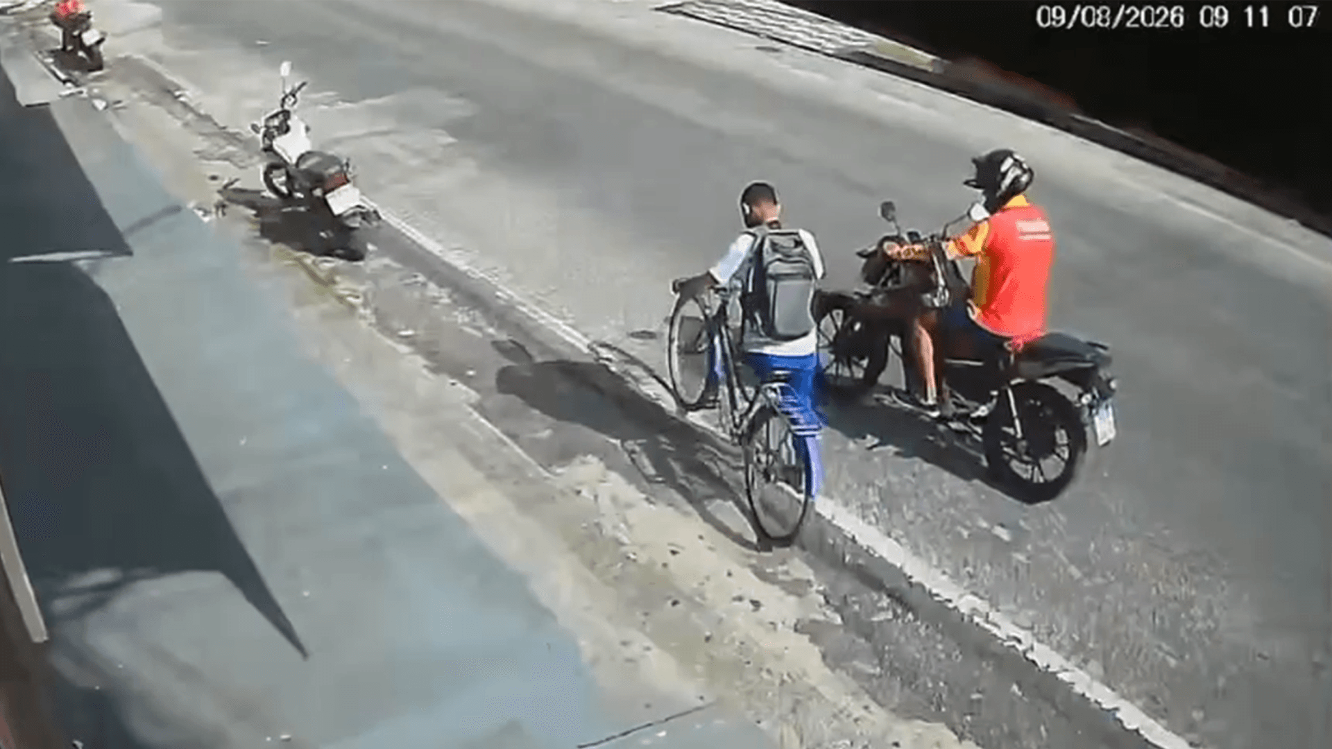 Câmeras flagram dupla furtando bicicleta em frente a padaria em Capanema