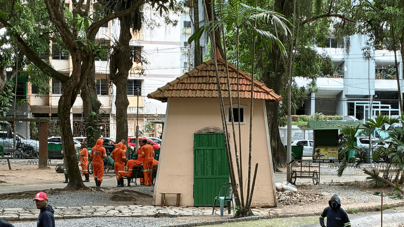 Atraso no vale-alimentação de terceirizados é relatado durante limpeza da Praça Batista Campos
