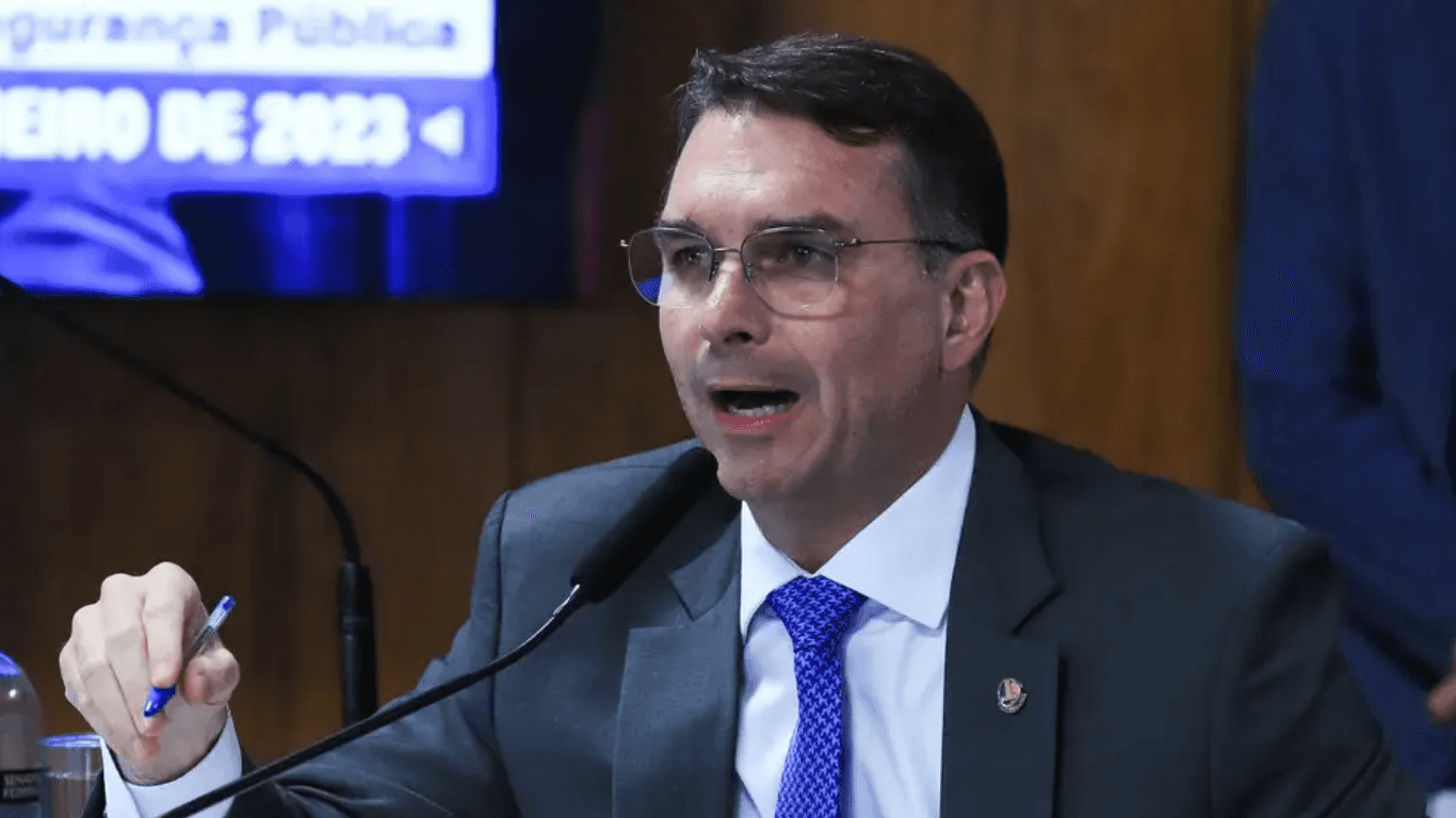 TSE restabelece filiação de Flávio Bolsonaro ao PL e autoriza registro de candidatura após vínculo com o Missão