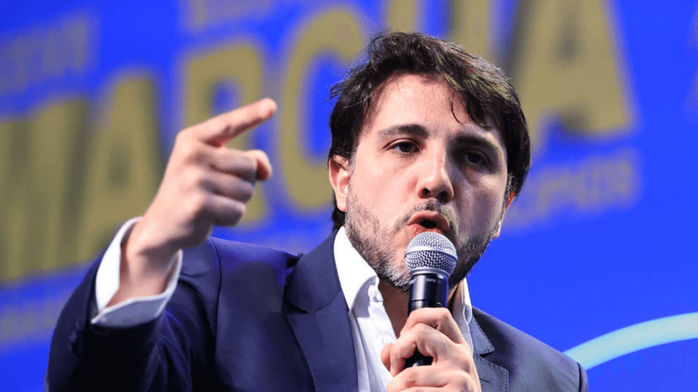 Renan Santos diz ter provas de que filiação de Flávio Bolsonaro ao Missão foi fraudulenta: "malandragem"