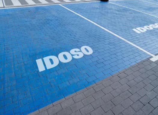Justiça determina adequação de estacionamentos de drogarias para idosos em Belém