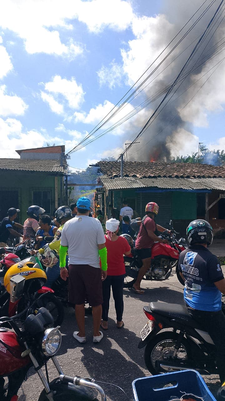 Vídeo: incêndio atinge casas em Icoaraci nesta sexta, 14