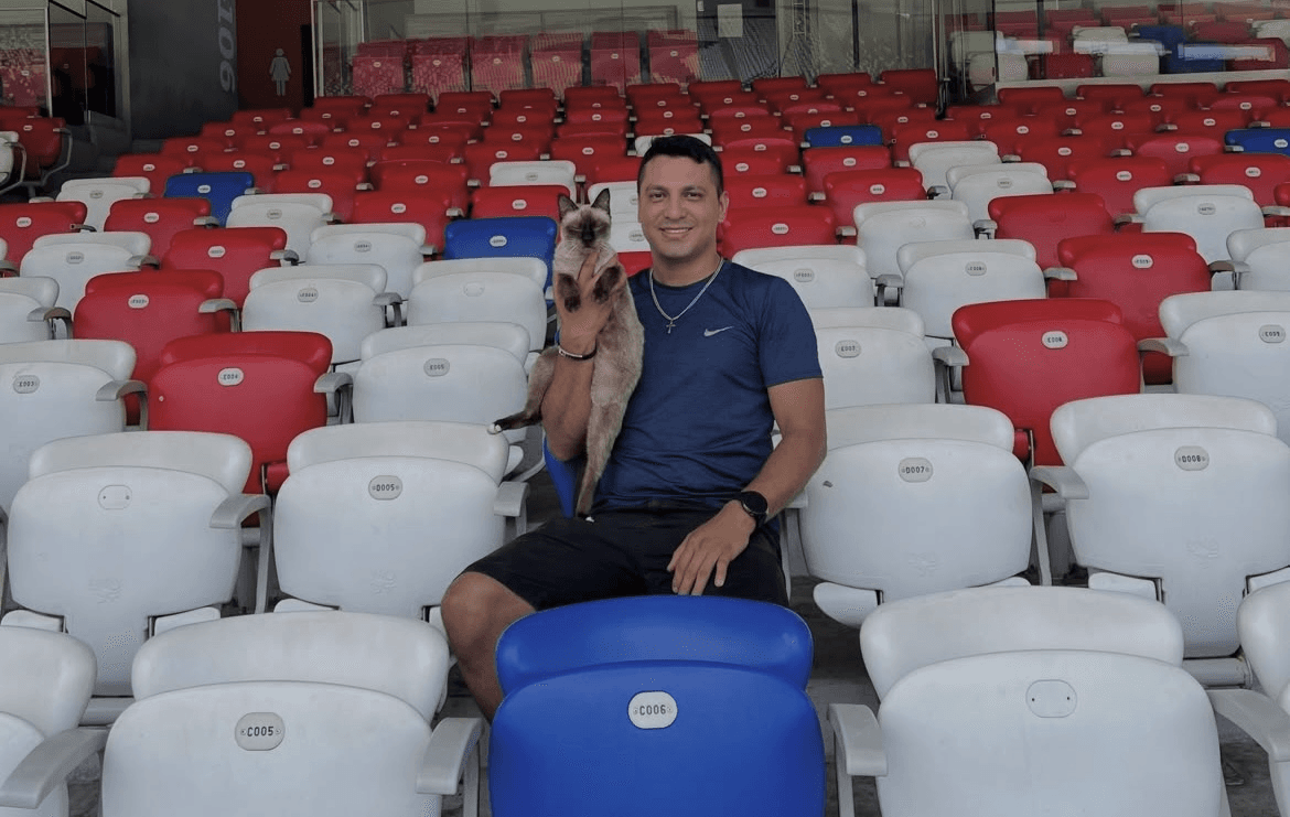 Torcedor azulino que viralizou com gata no colo adota a ‘Leonina’ e a leva para fazer exames