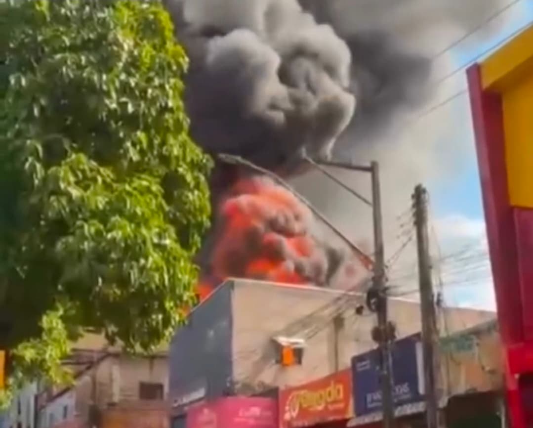 Fogo consome estabelecimento comercial em Parauapebas na tarde deste sábado (15)
