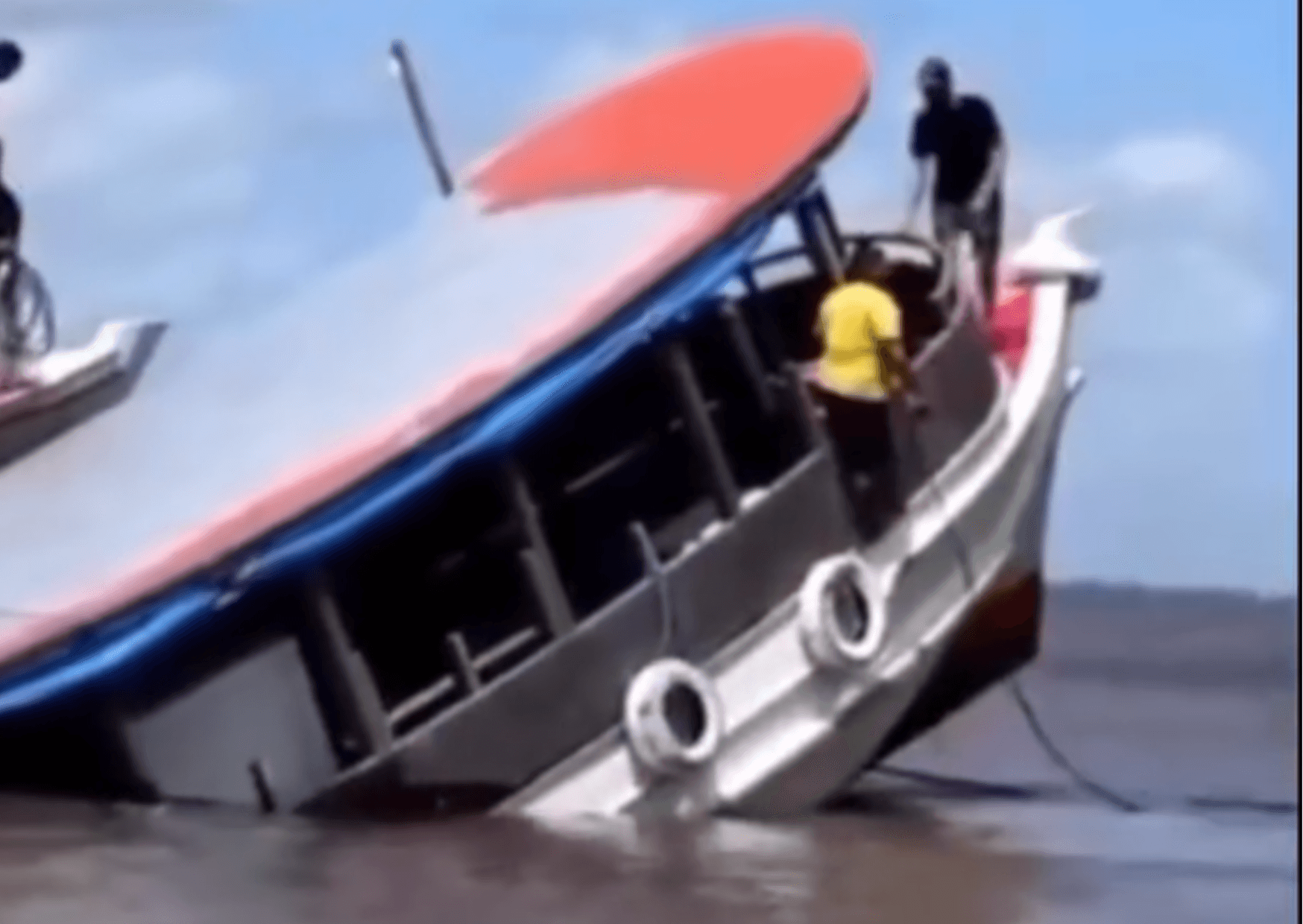 Barco com carga de açaí naufraga no Rio Ituquara, em Breves
