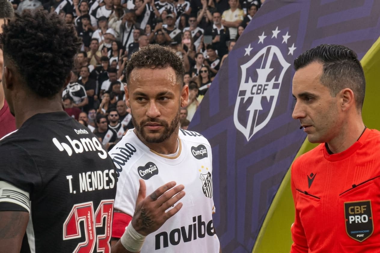 Jogador do Vasco, Thiago Mendes, ignora cumprimento de Neymar antes de duelo no Brasileirão